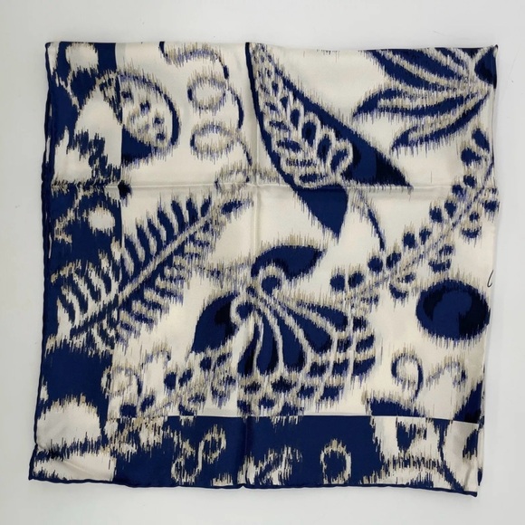 Scarf Sale - Gucci Floral Pattern Navy and White Silk Scarf - Picture 9 of 12